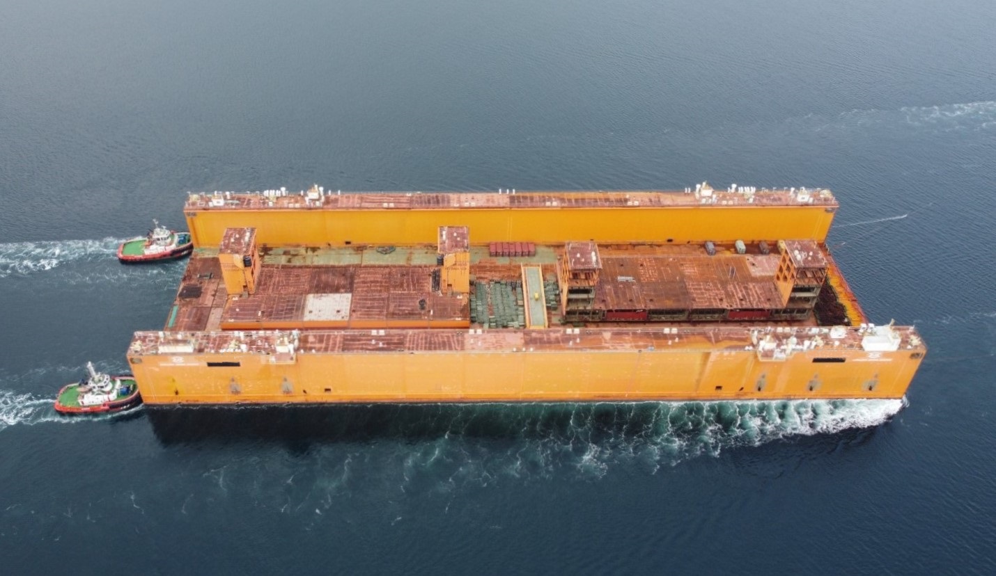 320 m x 90 m 85.000 TLC Floating Dock