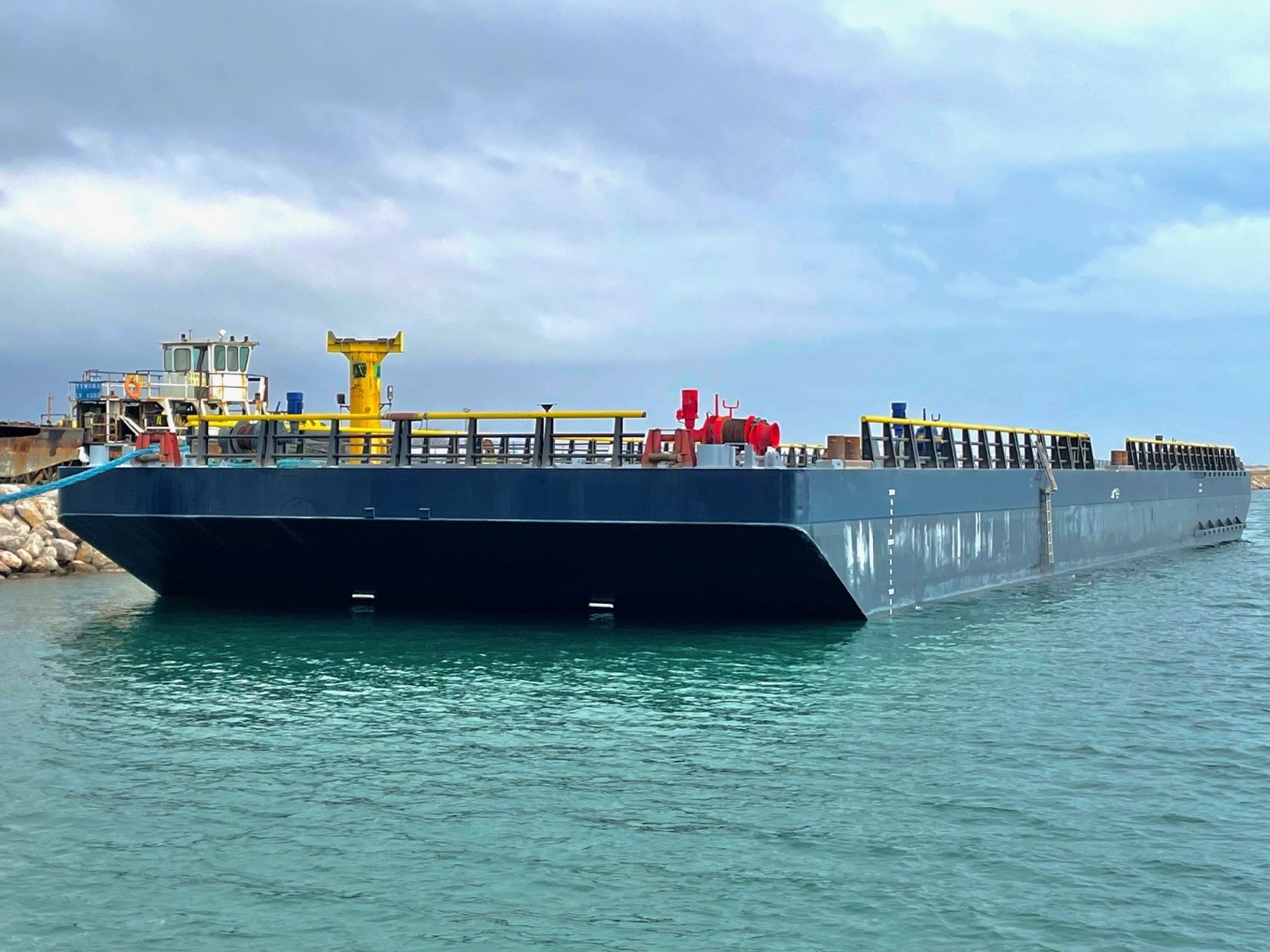 Towage of 60 x 16 m Flat Top Barge